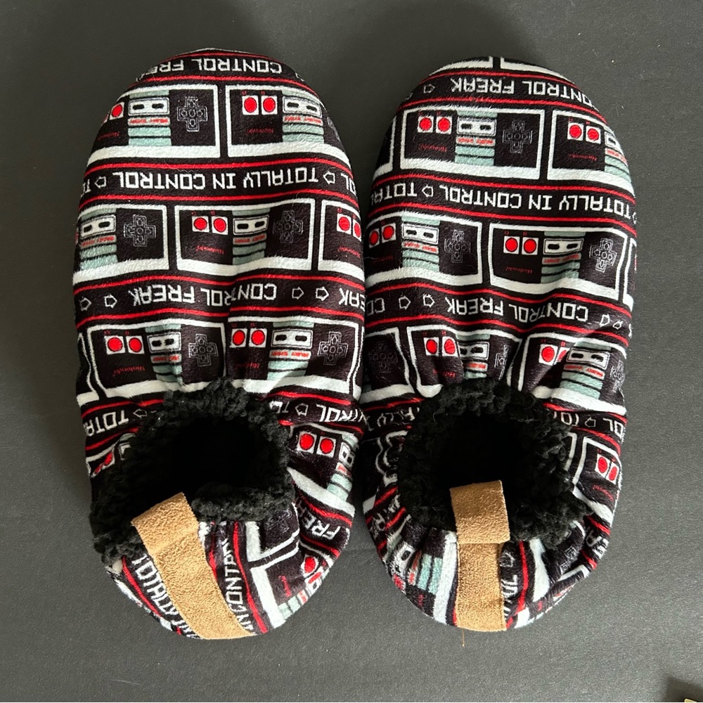 Nintendo Control Freak Fuzzy Babba Slipper Socks 7.5-9.5 M/L Video Game Gamer
